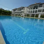 Con Terraza Privada Y Piscinas דירה